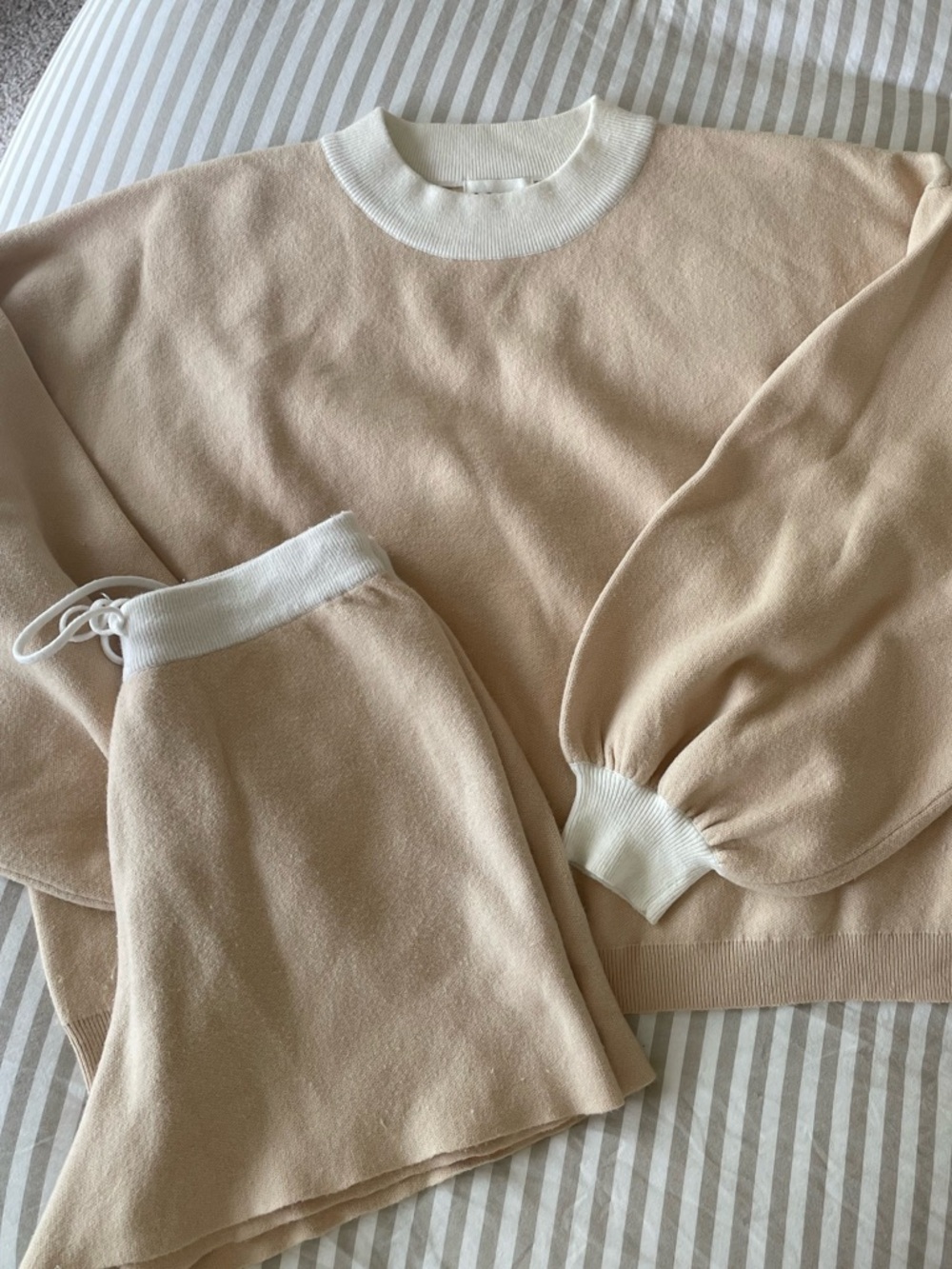 Cozy Cream-Beige sweater shorts set Solai the Label